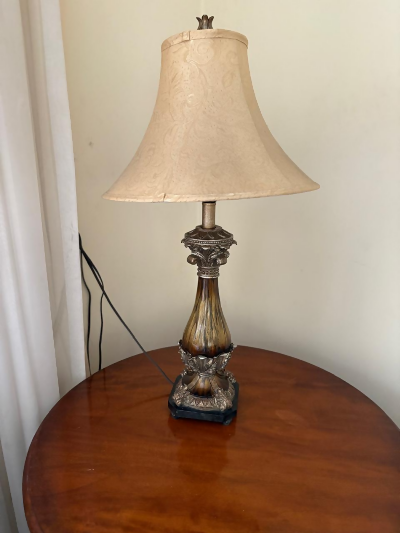 Lampara pedestal ocre