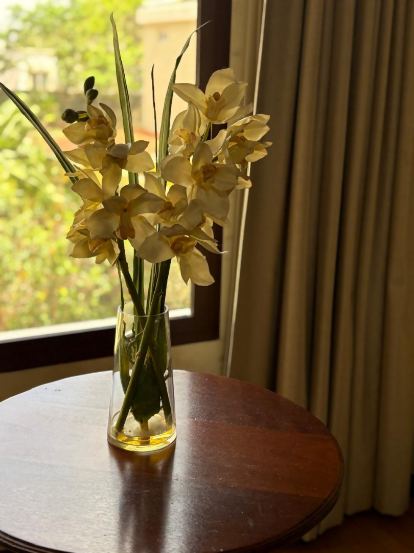 Florero de vidrio orquideas de tela