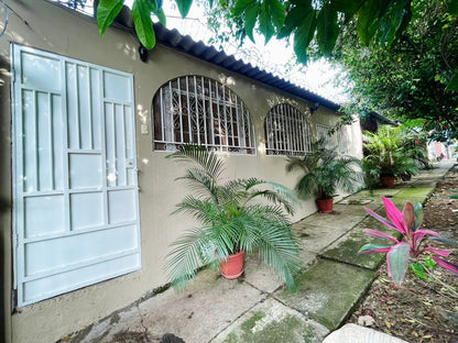 Casa en venta en Residencial Ciudad Lempira, Francisco Morazán remodelada con terraza y 3 habitaciones