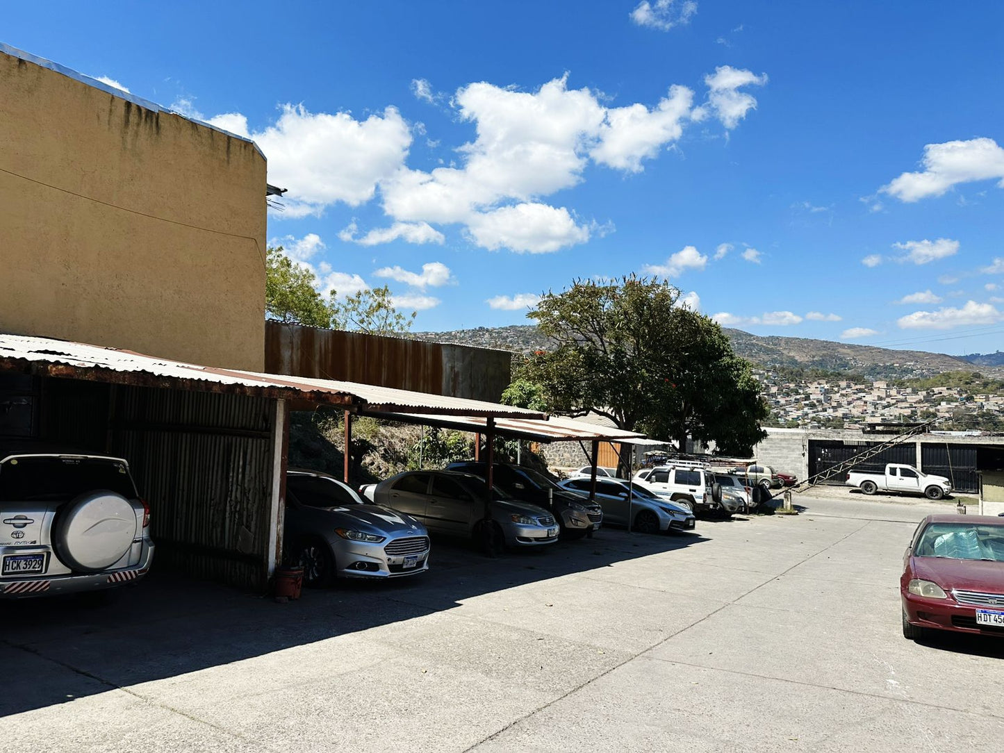 Casa en venta en Residencial Ciudad Lempira, Francisco Morazán remodelada con terraza y 3 habitaciones