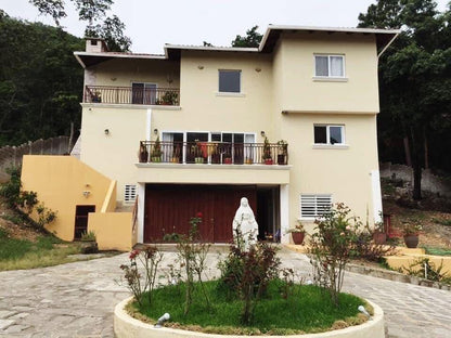 Casa en venta en Residencial Villa Elena, Francisco Morazán de 3 plantas con terrazas, vista y terreno amplio ideal para inversión
