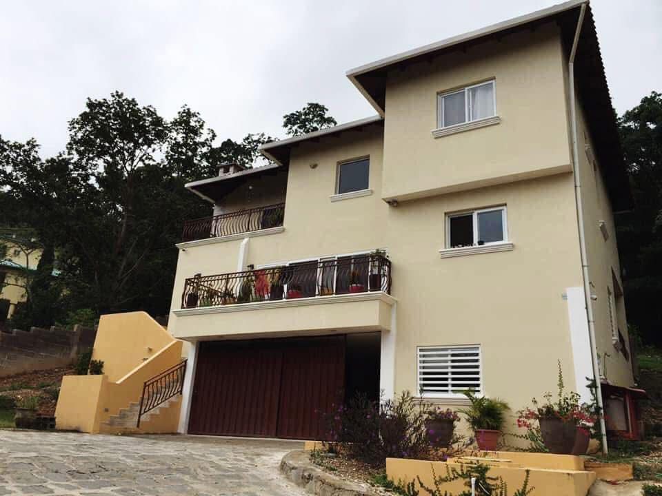 Casa en venta en Residencial Villa Elena, Francisco Morazán de 3 plantas con terrazas, vista y terreno amplio ideal para inversión