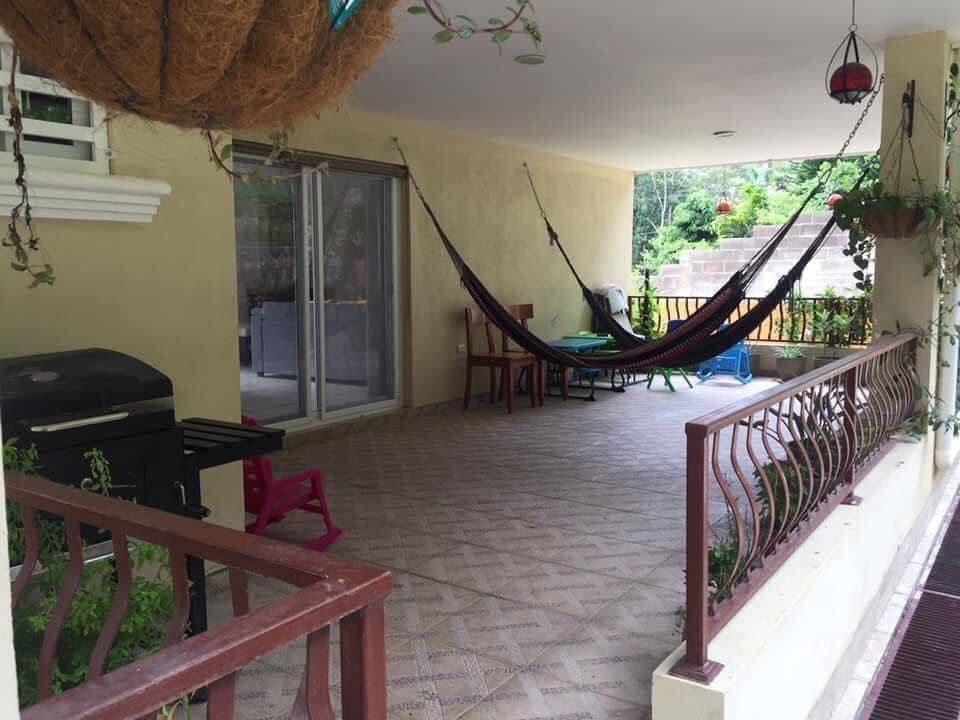 Casa en venta en Residencial Villa Elena, Francisco Morazán de 3 plantas con terrazas, vista y terreno amplio ideal para inversión