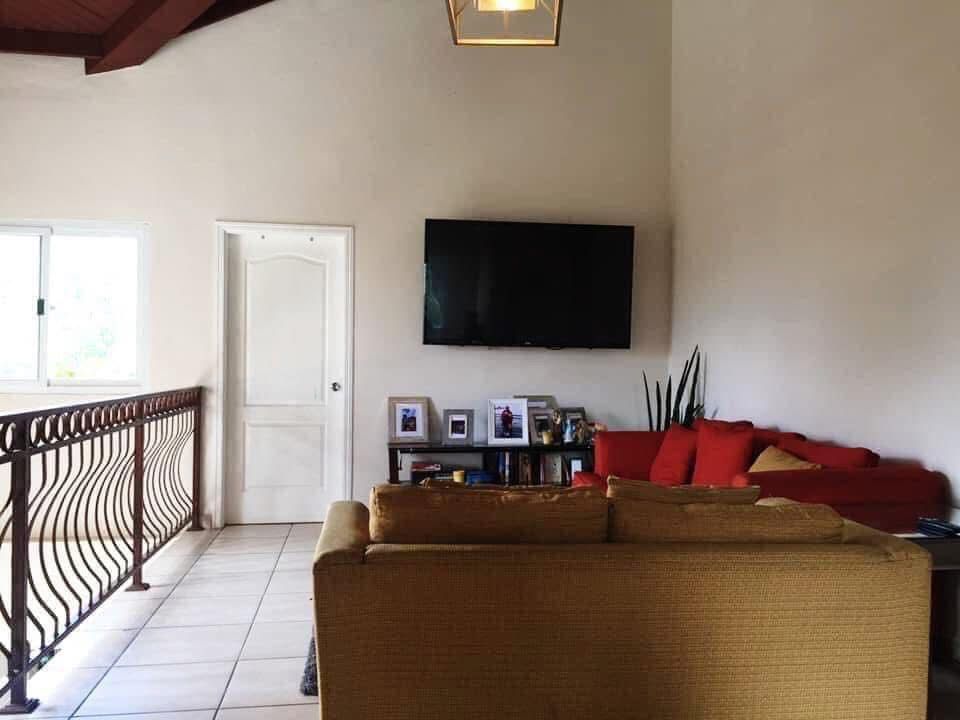 Casa en venta en Residencial Villa Elena, Francisco Morazán de 3 plantas con terrazas, vista y terreno amplio ideal para inversión
