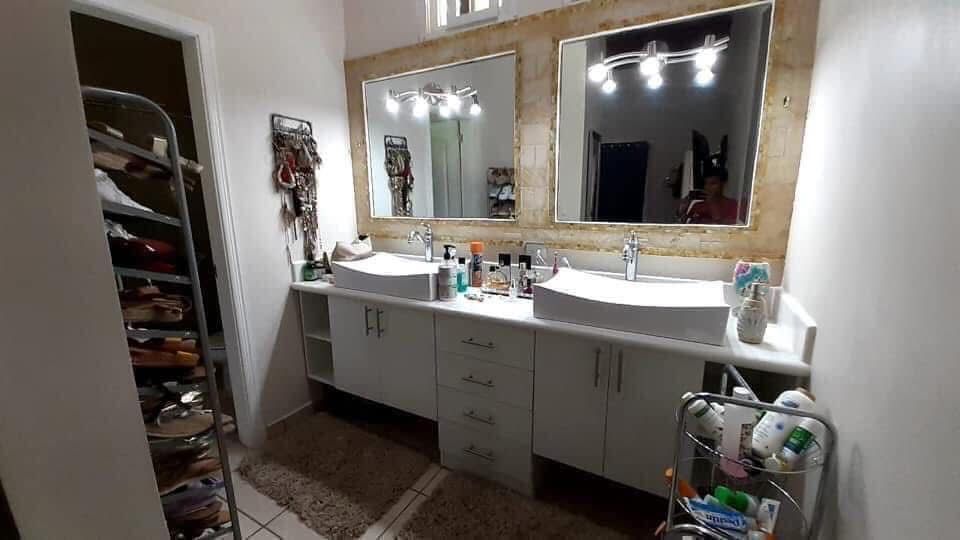 Casa en venta en Residencial Villa Elena, Francisco Morazán de 3 plantas con terrazas, vista y terreno amplio ideal para inversión