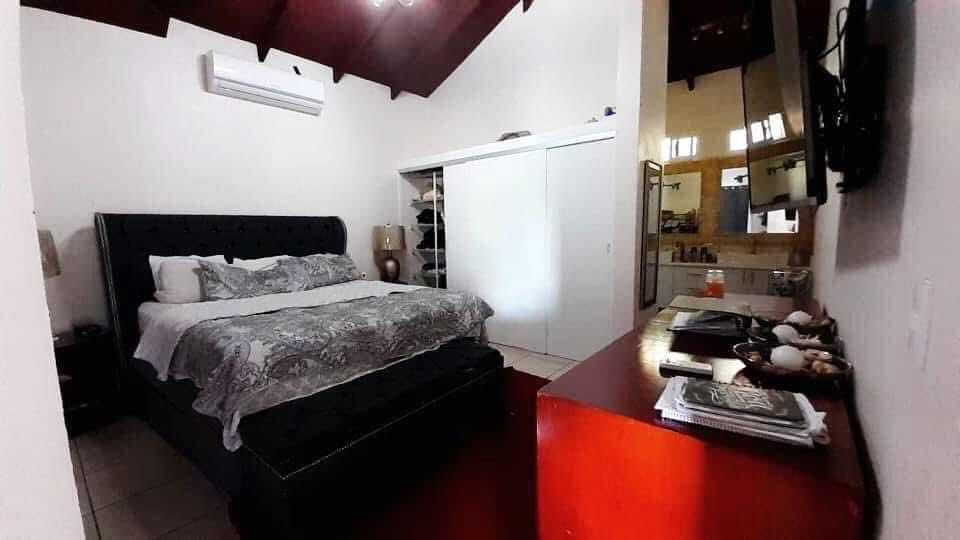 Casa en venta en Residencial Villa Elena, Francisco Morazán de 3 plantas con terrazas, vista y terreno amplio ideal para inversión