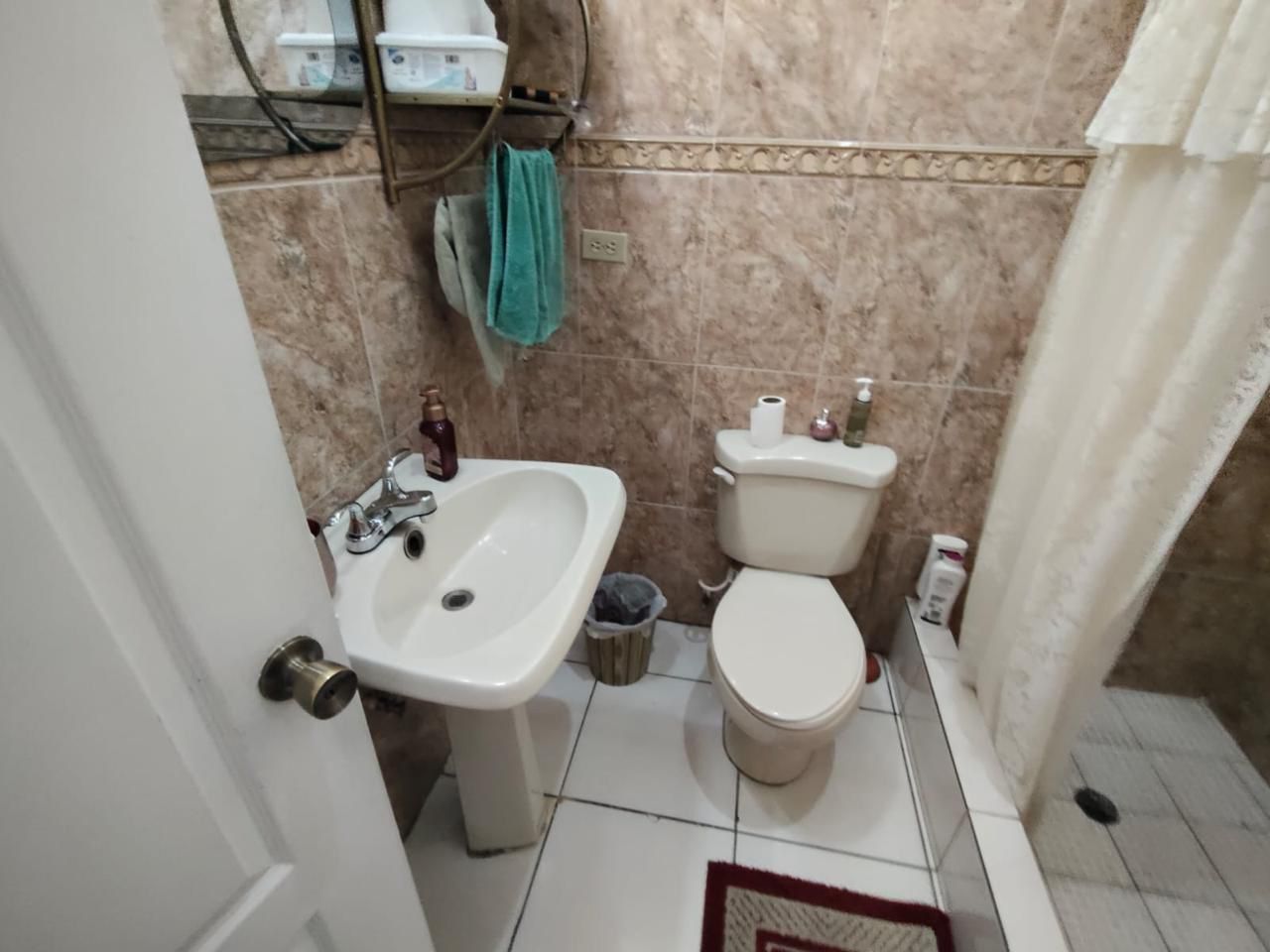 Casa en venta en Residencial Cascadas, Francisco Morazán de 3 habitaciones en circuito cerrado con garaje para 2 vehículos