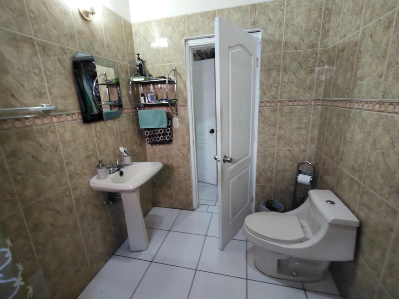 Casa en venta en Residencial Cascadas, Francisco Morazán de 3 habitaciones en circuito cerrado con garaje para 2 vehículos