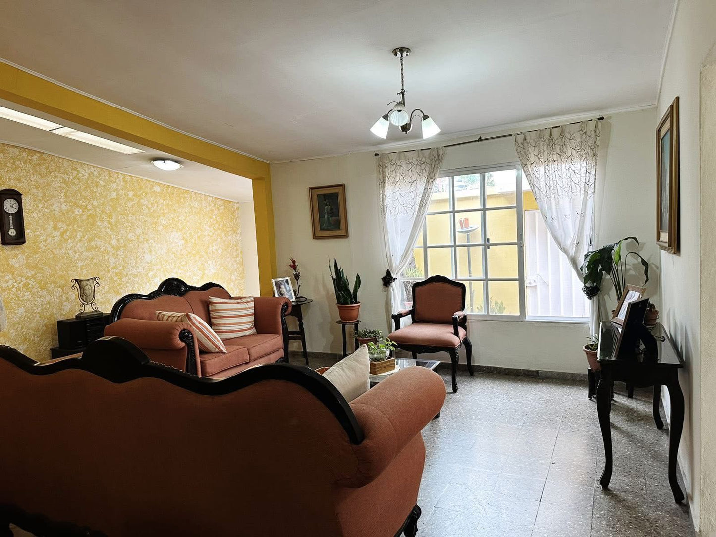 Casa en venta en Cerro Grande zona 4, Francisco Morazán de 4 habitaciones con estacionamiento para 3 vehículos y cisterna