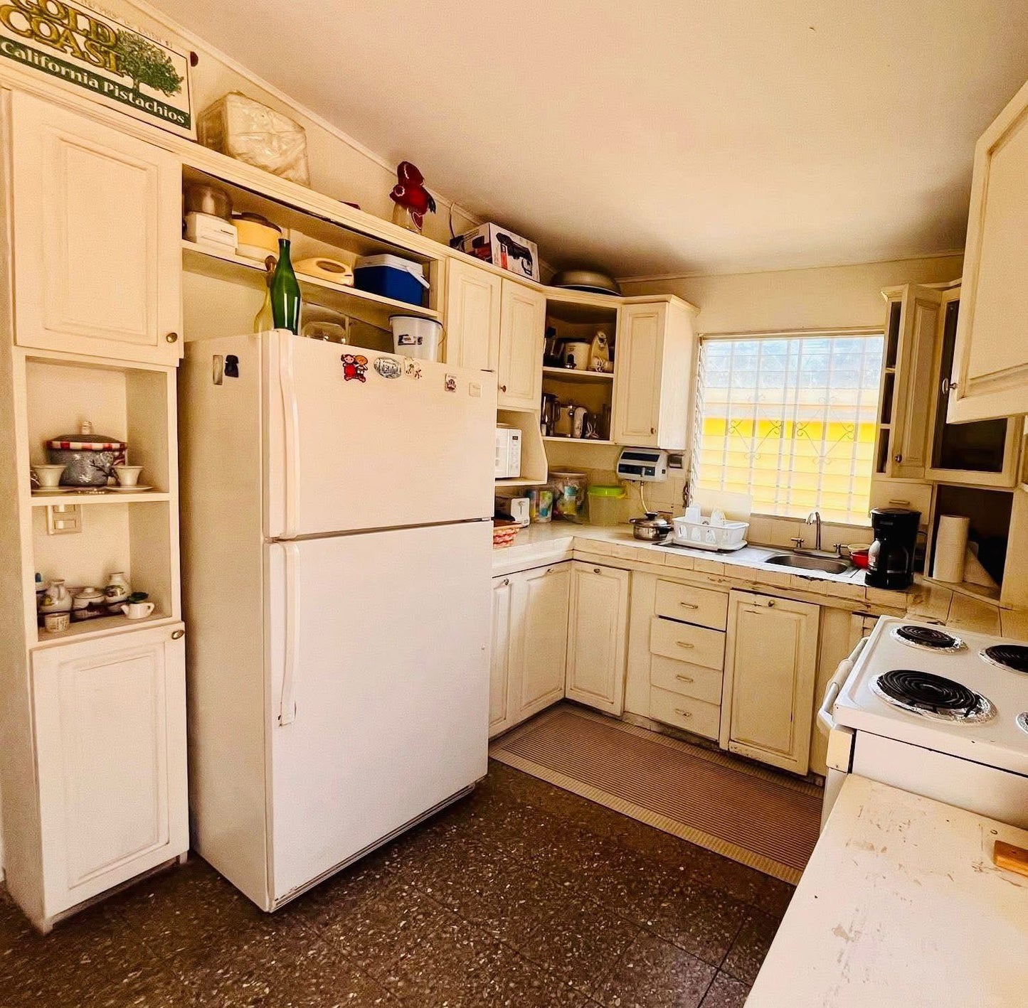Casa en venta en Cerro Grande zona 4, Francisco Morazán de 4 habitaciones con estacionamiento para 3 vehículos y cisterna