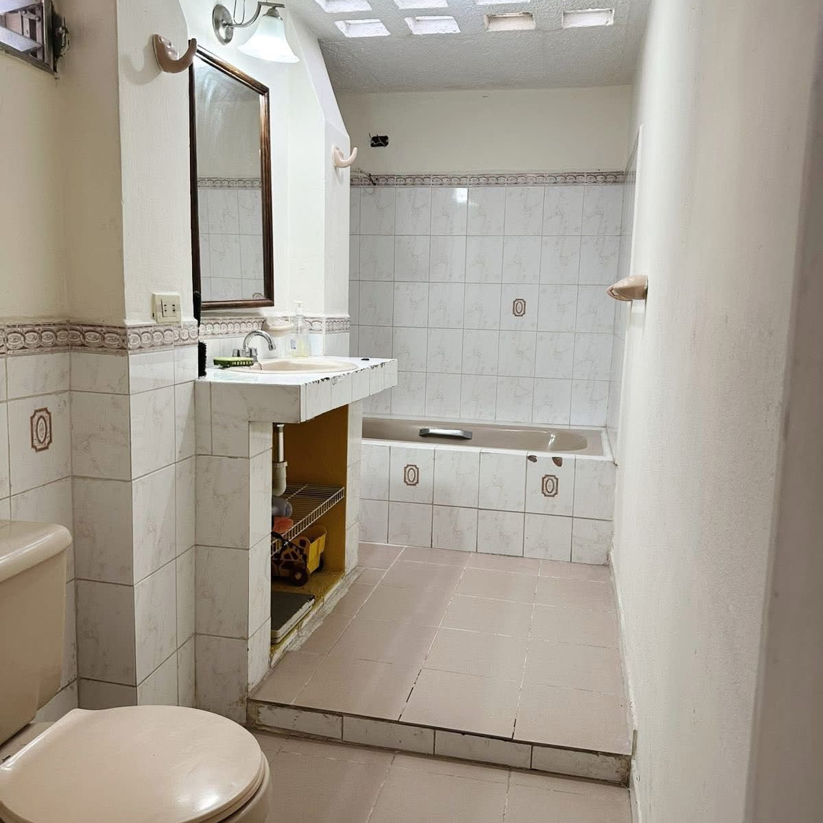 Casa en venta en Cerro Grande zona 4, Francisco Morazán de 4 habitaciones con estacionamiento para 3 vehículos y cisterna