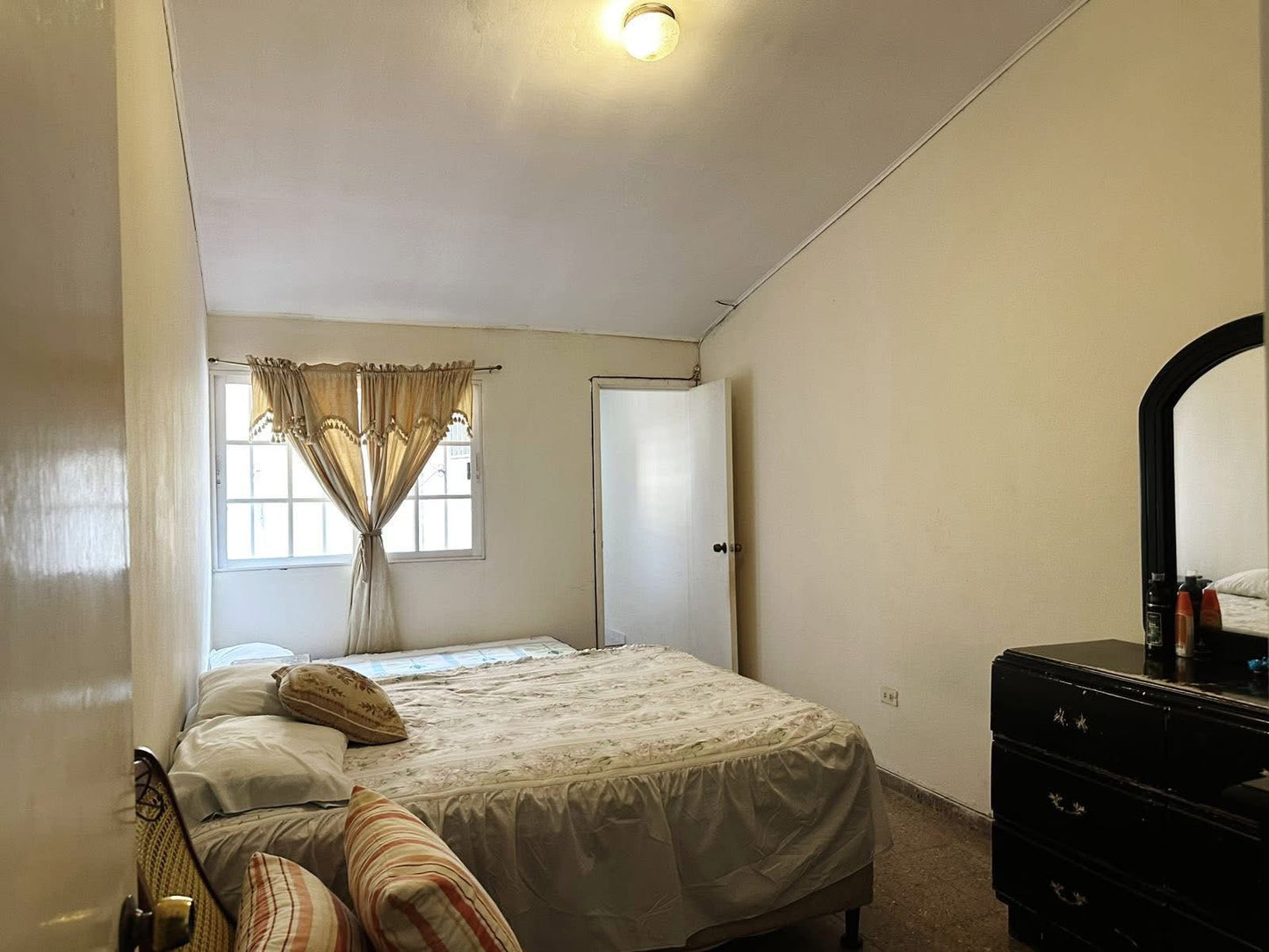 Casa en venta en Cerro Grande zona 4, Francisco Morazán de 4 habitaciones con estacionamiento para 3 vehículos y cisterna