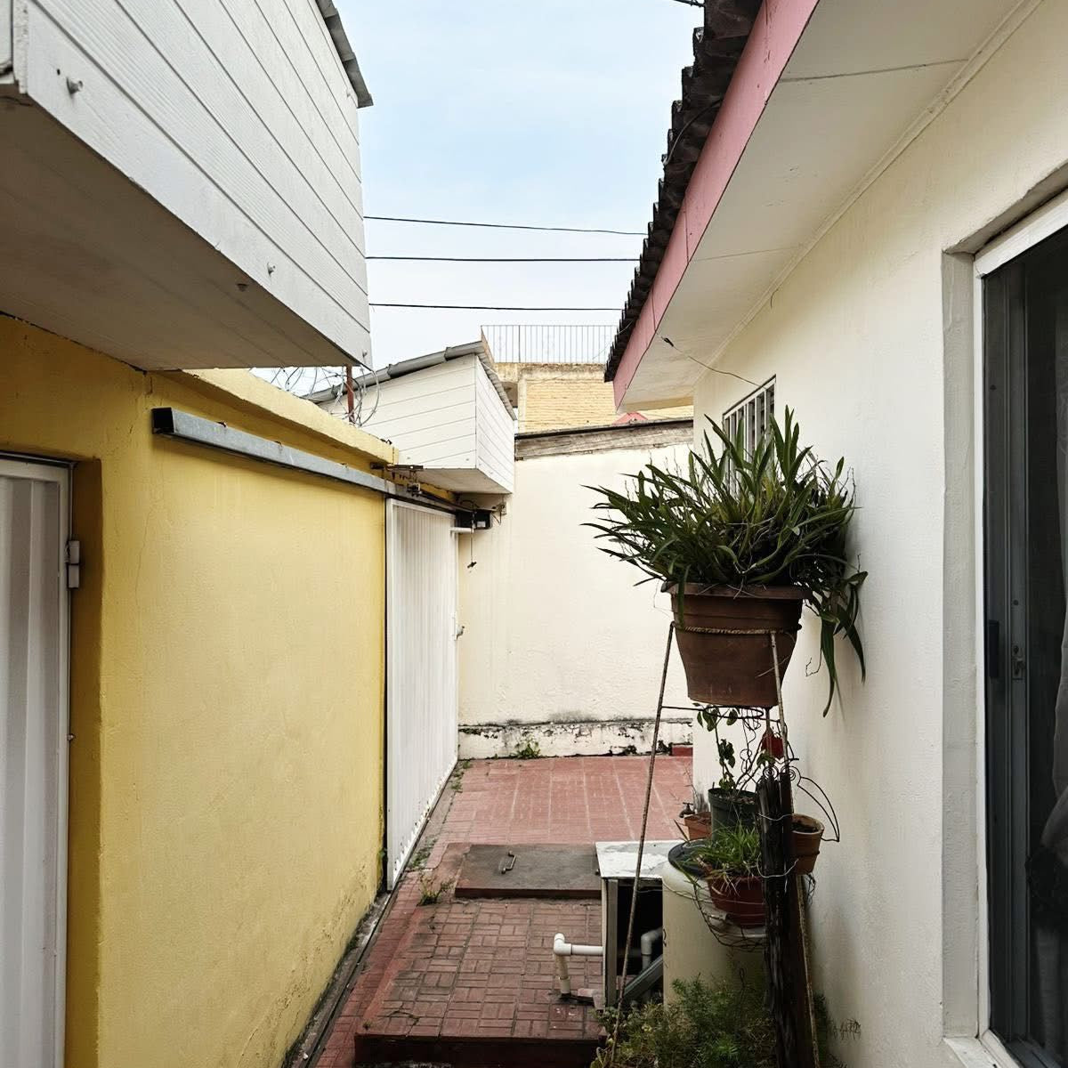 Casa en venta en Cerro Grande zona 4, Francisco Morazán de 4 habitaciones con estacionamiento para 3 vehículos y cisterna