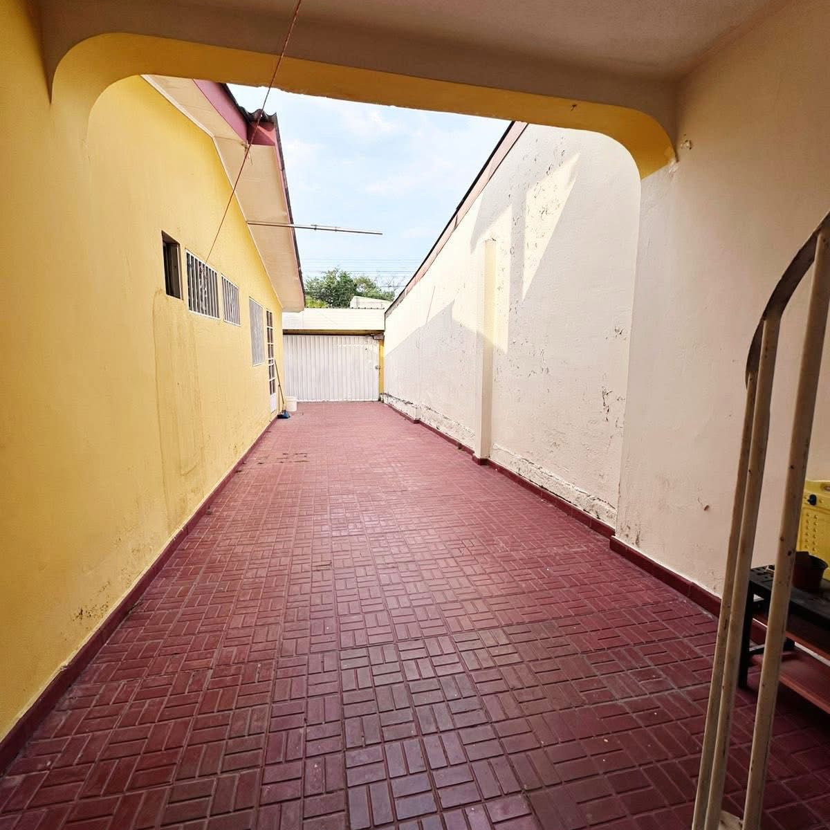 Casa en venta en Cerro Grande zona 4, Francisco Morazán de 4 habitaciones con estacionamiento para 3 vehículos y cisterna