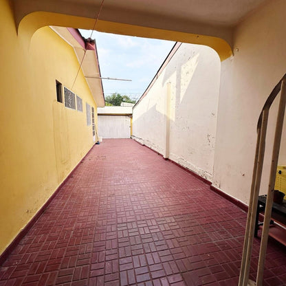 Casa en venta en Cerro Grande zona 4, Francisco Morazán de 4 habitaciones con estacionamiento para 3 vehículos y cisterna