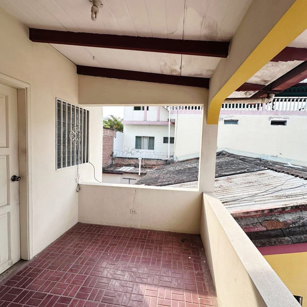 Casa en venta en Cerro Grande zona 4, Francisco Morazán de 4 habitaciones con estacionamiento para 3 vehículos y cisterna