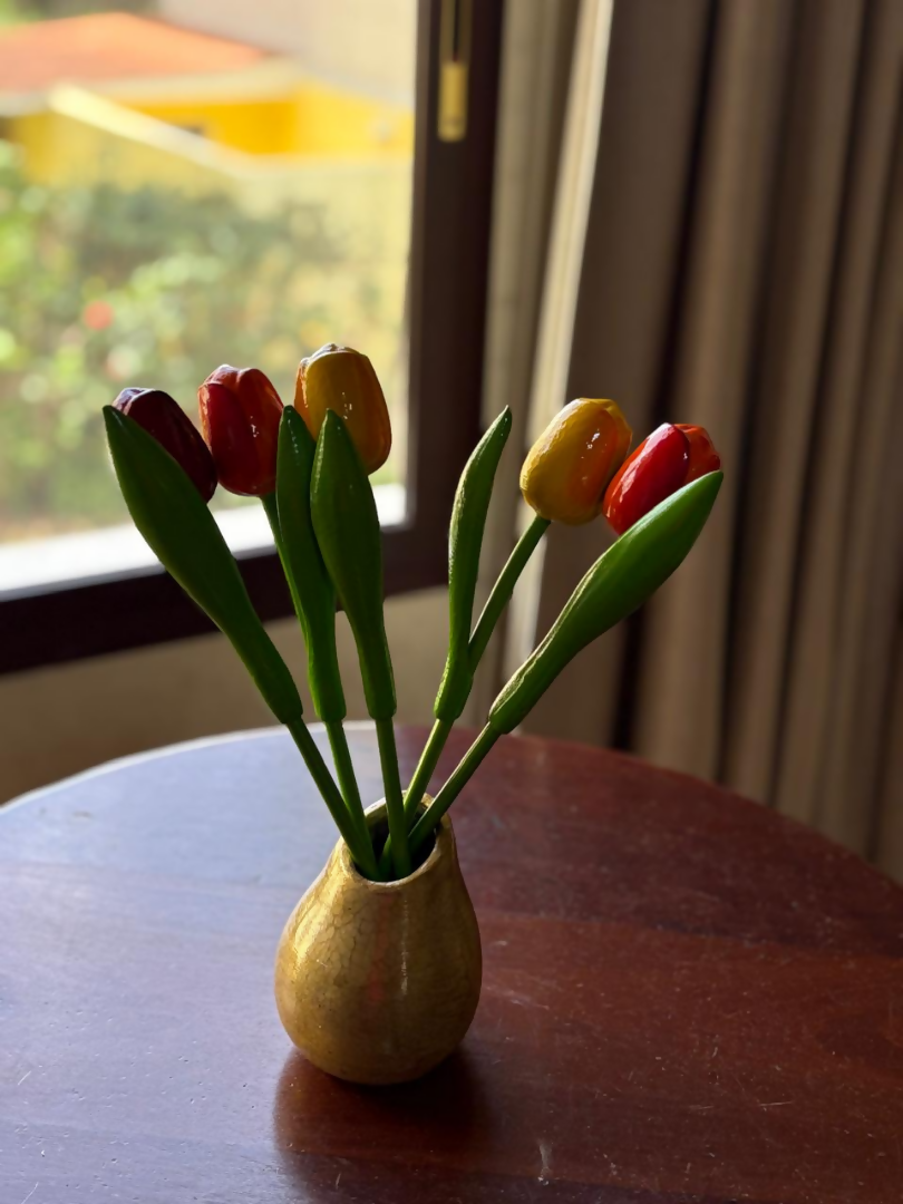 florero con tulipanes